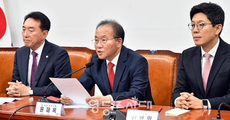 ▲윤재옥 원내대표가 “당직자들이 일괄사퇴 의사를 표명했다”라며 “향후 사표 수리 여부 등의 결정은 새로 구성되는 지도부에 일임하겠다”라고 밝히고 있다. Ⓒ영등포시대