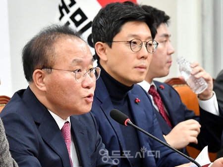 ▲윤재옥 원내대표(사진 왼쪽)가 12월 18일 국회에서 열린 최고위원회 모두 발언에서 “민주당은 분출하는 혁신 요구마저 여당 탓, 언론 탓으로 덮고 넘어가겠다는 생각을 버리고 꼼수 대신 행동으로 혁신의 진정성을 입증해 주시길 바란다”라고 밝히고 있다. Ⓒ영등포시대