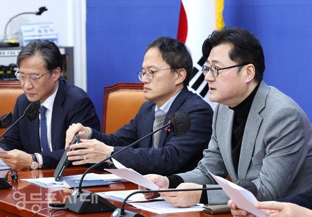 ▲홍익표 원내대표가 12월 21일 국회에서 열린 정책조정회의 모두 발언에서 새해예산 안 합의 처리 과정에 대해 “국민 혈세를 대통령 주머니에서 국민 주머니로 옮기는 과정이었다”라고 밝히고 있다.Ⓒ영등포시대