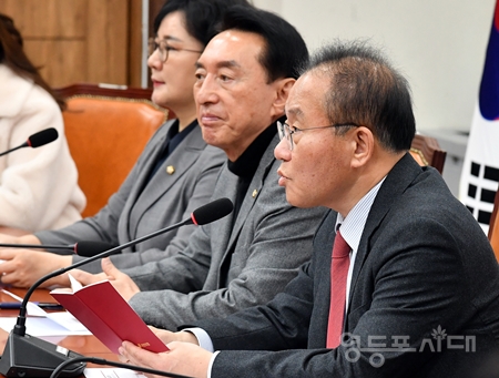 ▲윤재옥 국민의힘 당 대표 권한대행(사진 오른쪽)이 12월 21일 국회에서 열린 최고위원회 모두 발언에서 “올해 예산안 협상도 어려운 과정을 겪었지만 결국 여야가 파행을 피하고 합의처리하게 되어 다행으로 생각한다”라고 말하고 있다. Ⓒ영등포시대