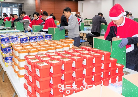 ▲ 자원봉사자들이 한마음으로 해피투게더 상자를 만드는 모습/이미지=영등포구 제공