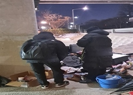 ▲서울시 자활지원과에서 여의교 노숙인에게 물품을 지원하고 있다./이미지=서울시 제공 