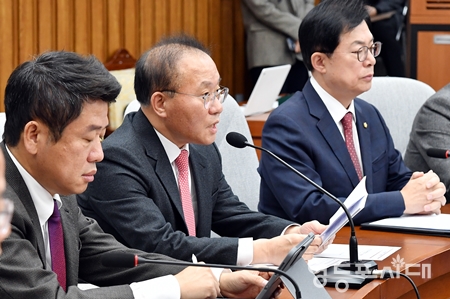 ▲윤재옥 국민의힘 당 대표 권한대행(사진 가운데)이 12월 22일 국회에서 열린 원내대책회의 모두 발언에서 “한동훈 후보는 기존의 우리 당원과 보수층을 재결집 시킬 수 있을 뿐만 아니라 청년층 및 중도층 과도 공감대를 이룰 수 있는 사람이다”라고 치켜 세우고 있다. Ⓒ영등포시대