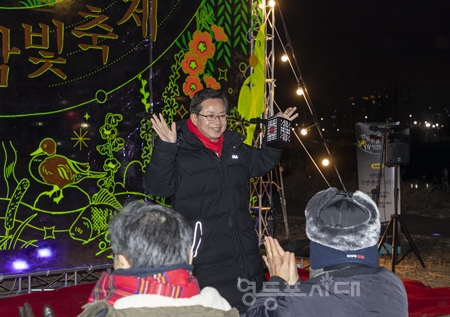 ▲23일 저녁, 안양천 밤빛축제에 참석한 최호권 영등포구청장 Ⓒ영등포시대