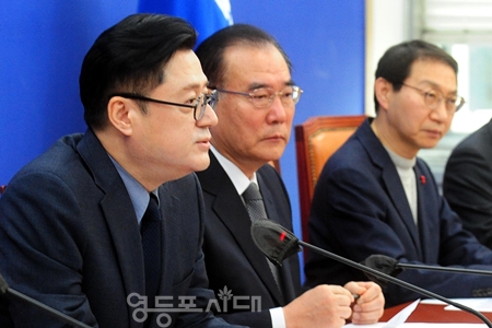 ▲홍익표 원내대표(사진 왼쪽)가 “김건희 특검법 거부권은 국민에 대한 거부이자 공정과 상식에 대한 거부다”라고 비판하고 있다. Ⓒ영등포시대 