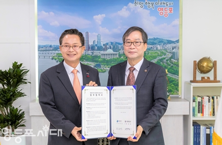 ▲최호권 영등포구청장(왼쪽)이 12월 26일 오전, 구청장실에서 ‘영등포구-대한행정사회 업무협약’을 체결하고 황해봉 대한행정사회 회장과 기념촬영을 하고 있다./이미지=영등포구 제공