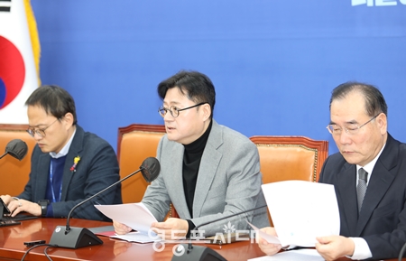 ▲홍익표 원내대표(사진 가운데)가 “쌍특겁법은 의혹 해소와 진상규명을 위해서 꼭 필요한 법이다”라며 “여당도 이 법이 통과하는 데 함께해 줄 것을 다시 한번 촉구한다”라고 밝히고 있다. Ⓒ영등포시대 