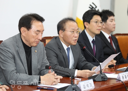 ▲윤재옥 원내대표(사진 가운데)가 민주당의 총선 후보 예비 심사 기준에 대해서도 “들쭉날쭉 귀에 걸면 귀걸이 코에 걸면 코걸이 식이다”라고 꼬집고 있다. Ⓒ영등포시대