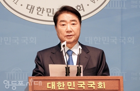 ▲6선 의원으로 현재 민주당 고문인 이석현 전 국회 부의장이 “이재명 대표의 사심으로 민주당에는 도덕성과 공정성이 실종되었다”라며 민주당 탈당을 선언하고 “이낙연과 함께 신당을 만들겠다”라고 전격 선언하고 있다. Ⓒ영등포시대 