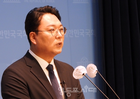 ▲천하람 국민의힘 순천갑 당협위원장이 12월 29일 국회 소통관에서 기자회견을 열고 “앞으로 가칭 개혁신당 창당준비위원장을 맡아 국민 여러분과 함께 미래를 위한 새로운 정당을 만들고자 한다”라며 국민의힘 탈당을 선언하고 있다. Ⓒ영등포시대 