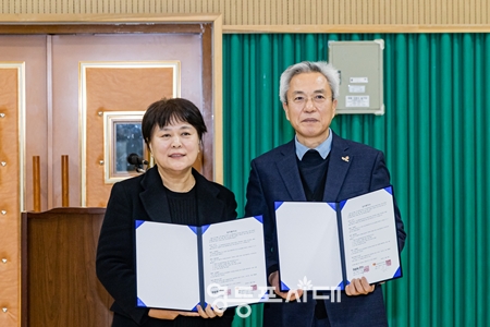 ▲영등포시대 박강열 대표(사진 오른쪽)와 김순자 영등포장애인연대 회장(사진 왼쪽)이 업무협약을 맺은 후 기록 사진을 찍고 있다.ⓒ 영등포시대