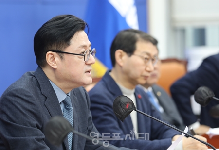 ▲홍익표 원내대표(사진 왼쪽)가 2024년 1월 2일 국회에서 열린 정책조정회의 모두 발언에서 “윤석열 대통령의 신년사는 매우 실망스럽다”라고 밝히고 있다. Ⓒ영등포시대