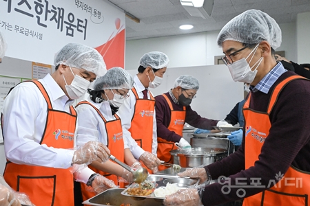 ▲ 김현기 서울시의회 의장(사진 왼쪽)이 2024년 1월 2일, 1일 평균 350여 명이 이용하는 무료 급식시설인 서울역 따스한채움터에서 배식 봉사 활동을 펼치고 있다./이미지=서울시의회 제공