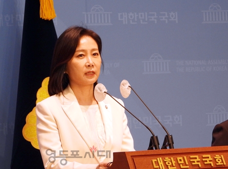 ▲허은하 의원이 “지금 그 무엇도 바라지 않는다. 앞으로도 당당하게 성역에 맞서는 허은아 되겠다”라며 “비겁하지 않은 정치인 되겠다”라며 국민의힘 탈당을 선언하고 있다. Ⓒ영등포시대