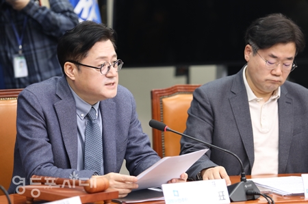 ▲홍익표 민주당 원내대표가 1월 5일 국회에서 최고위원회를 열고 “마치 무슨 군사작전 펼치듯이 국무위원들을 동원해서 특검에 대한 거부권을 의결했다”라며 “대통령과 대통령 가족을 위한 방탄 국무회의를 전격적으로 실시했다”라고 강하게 비판하고 있다. Ⓒ영등포시대