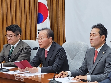 ▲윤재옥 원내대표(사진 가운데)가 5일 국회에서 열린 원내대책회의 모두 발언에서 “민주당이 권한쟁의심판을 청구하려는 것은 대통령의 헌법상 권한을 부정하는 것이고 따라서 헌법을 무시하는 행위이다”라고 비판하고 있다. Ⓒ영등포시대