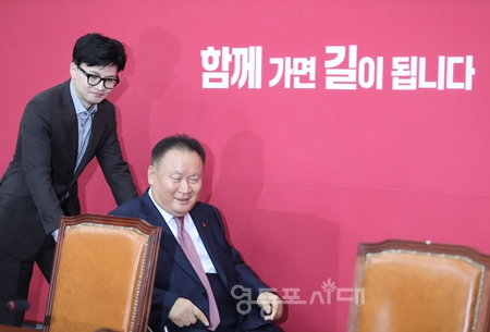 ▲한동훈 비대위원장이 1월 8일 국민의힘에 입당한 이상민 의원의 휠체어를 밀고 회의장에 들어서고 있다.Ⓒ영등포시대