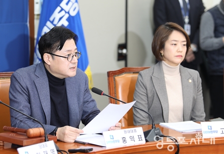 ▲민주당 홍익표 원내대표가 1월 8일 국회에서 열린 최고위원회 모두 발언에서 윤석열 대통령이 “김건희 여사 주가조작 의혹 등에 대한 특검법과 대장동 50억 클럽 특검법” 거부권을 행사한 것에 대해 “이 거부권 행사는 진상 규명을 요구하는 국민의 뜻을 거스르는 것이다”라며 강하게 비판하고 있다. Ⓒ영등포시대