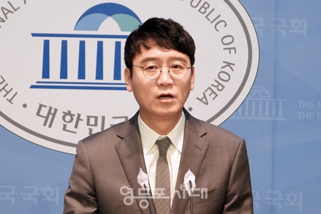 ▲국민의힘 김웅 의원은 1월 8일 국회 소통관에서 기자회견을 열고 22대 총선 불출마를 선언하고 있다. Ⓒ영등포시대