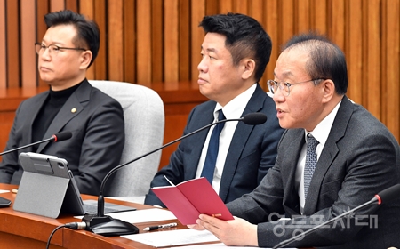 ▲윤재옥 원내대표(사진 오른쪽)가 “앞으로 여당은 우주항공청이 100% 기능을 발휘해서 정부의 우주정책과 민간 기술 발전에 기여할 수 있도록 모든 지원을 아끼지 않겠다”라고 밝히고 있다. Ⓒ영등포시대