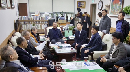 ▲민주당 서울시당은 2024 총선 서울기획단은 9일, 대한노인회 서울시 연합회를 찾아 간담회를 열고 어르신들의 애로사항을 듣고 있다./ 이미지=민주당 서울시당 제공