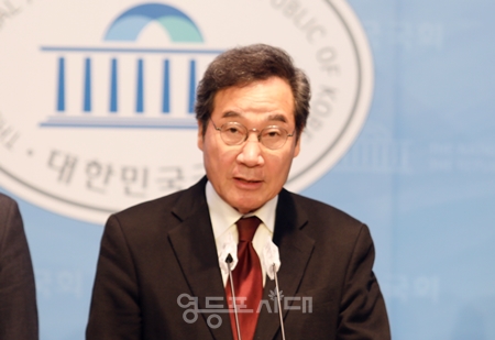 ▲이낙연 전 대표가 “후목불가조(朽木不可雕), 썩은 나무로는 조각할 수 없다는 공자의 말씀처럼, 지금의 정치로는 대한민국을 살릴 수 없다”라고 밝히고 “대한민국을 위기에서 구하려면 정치구조부터 바꿔야 한다”라며 탈당을 선언하고 있다. Ⓒ영등포시대