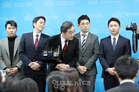 ▲이낙연 전 대표가 백브리핑에서 기자의 질문을 자세히 듣기 위해 몸을 숙이고 있다. Ⓒ영등포시대