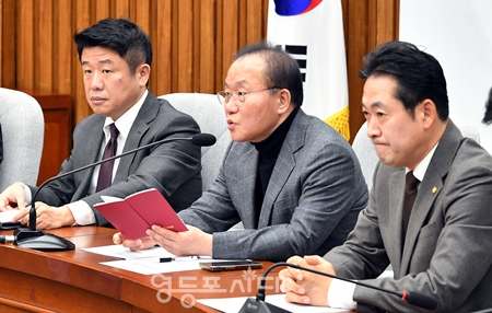 ▲윤재옥 원내대표(사진 가운데)가 12일 국회에서 열린 원내대책회의 모두 발언에서 “사법부는 정의를 실현하는 곳인데 이처럼 무책임, 무기력, 보신주의가 횡행해서는 이 나라 사법정의의 미래가 밝지 않다”라고 비판하고 있다. Ⓒ영등포시대