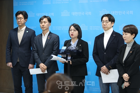 ▲용혜인 의원(사진 가운데)이 1월 15일 국회 소통관에서 기자회견을 열고 “제22대 국회를 개혁 정치로 이끌 수평적인 비례연합정당 결성”을 공식적으로 제안한 용혜인 의원이 백브리핑을 하고 있다. Ⓒ영등포시대