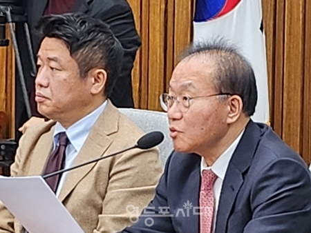 ▲국민의힘 윤재옥 원내대표(사진 오른쪽)가 1월 16일 국회에서 열린 원내대책회의 모두 발언에서 국민의힘은 “병립형 비례대표제의 복원을 주장한다”라고 밝히고 있다. Ⓒ영등포시대 