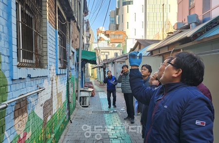 ▲영등포구 관계자들이 1월 12일, 쪽방 지역 방문하여 안전시설을 점검하고 있다./이미지=영등포구 제공 