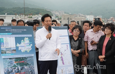 ▲2023년 6월 30일 오세훈 서울시장이 북한산 고도지구 현황을 설명하고 있다/이미지=서울시 제공