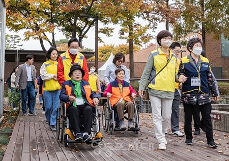 ▲ ▲지난해 11월 자원봉사 Day ‘주간보호시설 어르신 행복한 동행’ 활동 모습/이미지=영등포구 제공