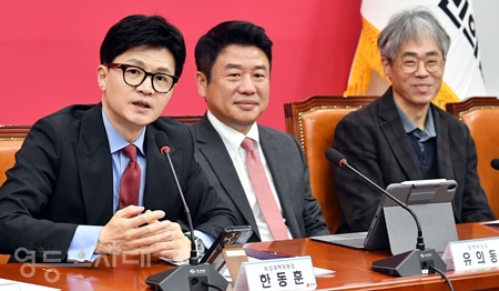 ▲한동훈 비대위원장(사진 왼쪽)이 “출판기념회 형식을 빌려서 정치자금을 받는 관행을 근절하는 법률안을 발의하고 통과시키겠다”라고 밝히고 있다. Ⓒ영등포시대