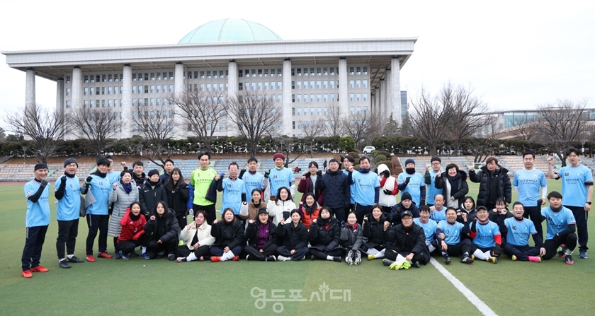 ▲20일, 여의도 국회 운동장에서 국회 출입 기자축구단과 동대문 여성축구단이 기념 촬영을 하고 있다. Ⓒ영등포시대
