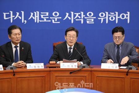 ▲이재명 대표(사진 가운데)가 “공통 공약 실천 테이블을 만들자”라고 제안하고 정부·여당을 향해 “정말로 한심하다”라고 직격탄을 날리고 있다. Ⓒ영등포시대 