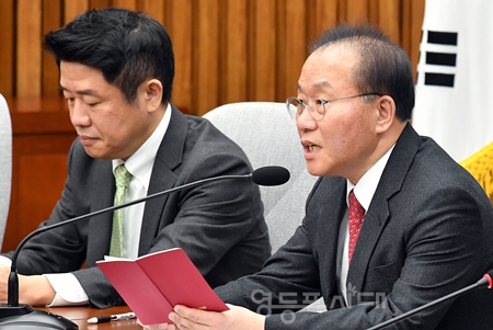 ▲윤재옥 원내대표(사진 오른쪽)가 23일 국회에서 열린 원내대책회의 모두발언에서 초등학생을 대상으로 시행한 여론조사 결과 정치인이 일반인보다 신뢰도가 낮게 나온 데 대해 “여야 모두 책임을 느껴야 한다”라고 강조하고 있다. ⓒ영등포시대