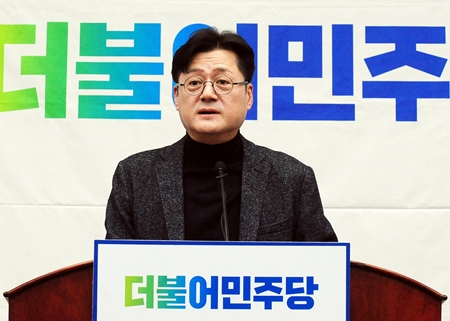 ▲홍익표 원내대표가 1월 25일 의원총회 모두 발언에서 “후보자 검증이 마무리되고 본격적인 공천 작업 들어간다”라며 “당내 의원들끼리 당내 경선에서는 정말 품격 있게, 그리고 서로 간 장점을 잘 내세우셔서 공정하고 활력 있는 경쟁이 되었으면 좋겠다”라고 당부하고 있다.Ⓒ영등포시대