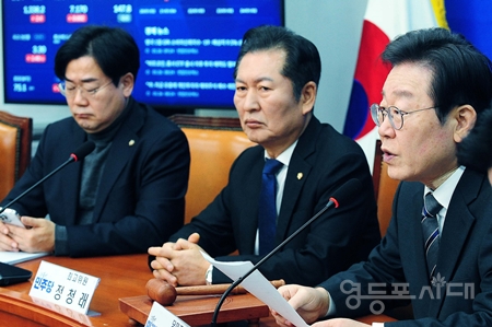 ▲이재명 대표(사진 오른쪽)가 1월 26일 국회에서 열린 최고위원회 모두 발언에서 윤석열 대통령을 향해 “특정한 편, 특정한 정치세력 편을 들어서도 안 되고 또 개입해서도 안 되는 것입니다. 실정법에 위반될 수 있는 것이다”라고 말하고 있다. Ⓒ영등포시대