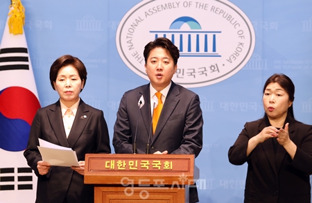 ▲개혁신당 이준석 대표가 1월 29일 국회 소통관에서 기자회견을 열고 “여성 신규 공무원 병역 의무화” 등 국방의 의무에 대한 정책을 발표하고 있다. Ⓒ영등포시대 