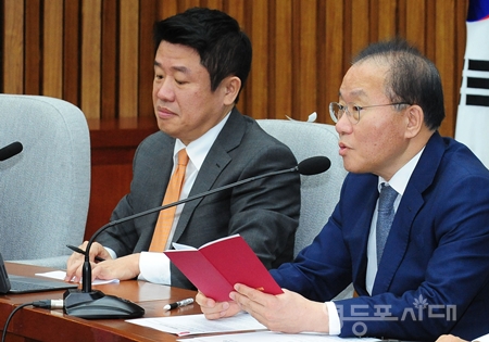 ▲윤재옥 원내대표(사진 오른쪽)가 1월 30일 국회에서 열린 원내대책회의 모두 발언에서 “50인 미만 사업장 중대재해처벌법 적용 유예안은 아직 협의가 제대로 되지 않고 있다”라고 밝히고 있다. Ⓒ영등포시대