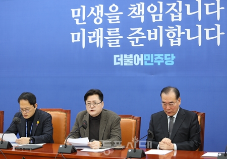 ▲홍익표 원내대표(사진 가운데)가 1월 30일 국회에서 열린 원내대책회의 모두 발언에서 “국민이 위임한 권한을 자기 아내의 의혹을 덮는 수단으로 전락시키고 사건의 진실마저 가로막으려는 아무런 정당성이 없는 거부권이다”라고 맹공을 퍼붓고 있다. Ⓒ영등포시대