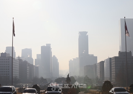 ▲2월 1일 오전 국회에서 바라본 여의도 방향, 하늘이 뿌옇다. Ⓒ영등포시대 