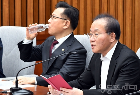 ▲윤재옥 원내대표(사진 가운데)가 2월 2일 국회에서 열린 원내대책회의 모두 발언에서 민주당이 1일 중대재해처벌 법안의 확대 적용 유예를 거부한 것에 대해 강하게 비판하고 있다. ▲영등포시대