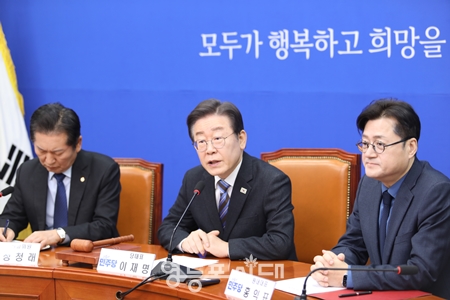 ▲이재명 대표(사진 가운데)가 2일 최고위원회 모두 발언에서 “특검을 거부하는 자가 범인이라고 그렇게 수없이 주장하더니, 이제는 왜 특검을 거부합니까?”라고 따져 묻고 있다.Ⓒ영등포시대 