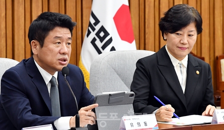 ▲국민의힘 유의동 정책위의장(사진 왼쪽)이 2월 2일 국회에서 ‘쌀값 안정 대책’ 당정 협의회를 열고 “쌀 공급 과잉 구조를 근본적으로 개선해야 한다”라는 점을 강조하고 있다. Ⓒ영등포시대