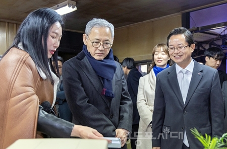 ▲영등포구와 영등포문화재단이 문래동에서 1월 24일부터 2월 4일까지 개최하는 영등포 예술기술도시어워드 및 리빙페어 캠페인 전시회에 참석한 유인촌 문화체육관광부 장관(사진 왼쪽에서 두 번째)과 최호권 영등포구청장(사진 오른쪽)/이미지=영등포문화재단 제공