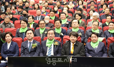 ▲새로운미래 창당대회에 참석한 양향자 한국의희망 대표, 김종민 의원, 이낙연 새로운미래 인재영입위원장, 이준석 개혁신당 대표, 이석현 전 국회부의장이 앞줄에 나란히 앉아있다. Ⓒ영등포시대