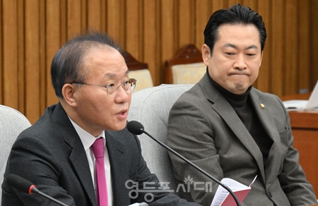 ▲국민의힘 윤재옥 원내대표(사진 왼쪽)가 6일 국회에서 열린 원내대책회의 모두 발언에서 민주당 이재명 대표가 22대 비례대표 선거제와 관련해 준연동형제를 유지하고 “통합형 비례정당을 준비하겠다”라고 밝힌 것에 대해 강하게 비판하고 있다. ⓒ영등포시대