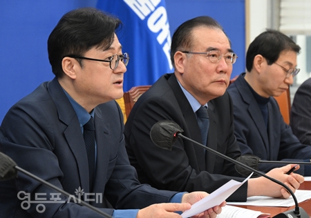 ▲민주당 홍익표 원내대표(사진 왼쪽)가 6일 국회에서 열린 원내대책회의에서 “민주당은 준연동형 제도를 그대로 유지하기로 했다”라고 밝히고 있다. Ⓒ영등포시대